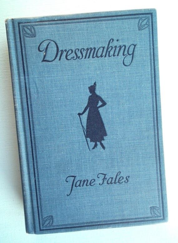 Blau eingebundenes Vintage-Buch „Dressmaking